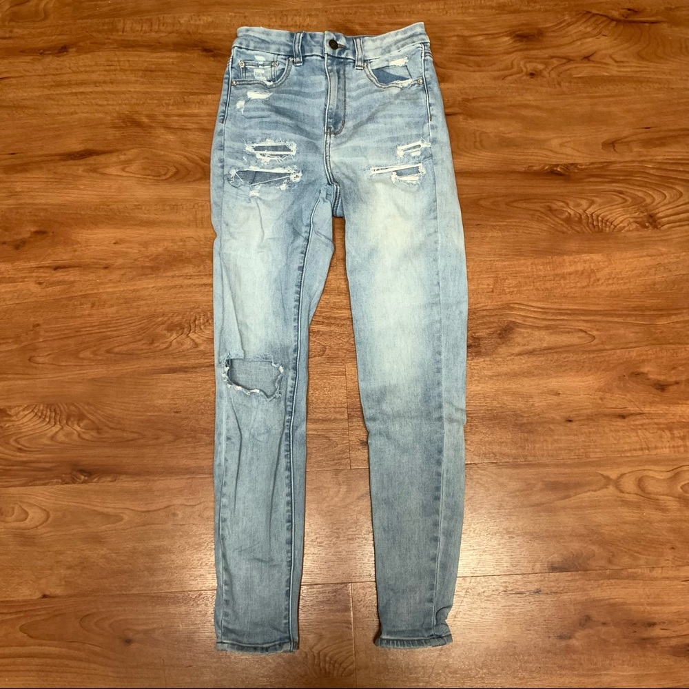 AEO 🦅 Curvy Super Hi-Rise Light Wash Distressed Jegging